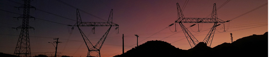 Imagem de torres de força ao anoitecer