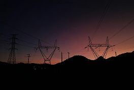 Imagem de torres de força ao anoitecer