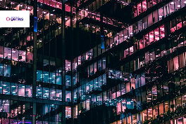 Imagem de códigos num fundo preto e logo do Genius