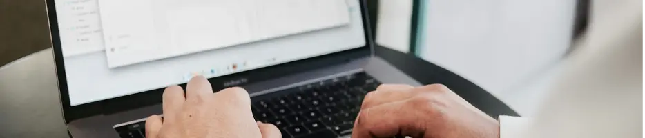 Imagem de profissional trabalhando num laptop